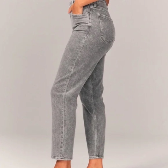 NWT Abercrombie and Fitch The Mom High Rise Jeans Light Grey Wash Size 0/25 - Picture 3 of 10